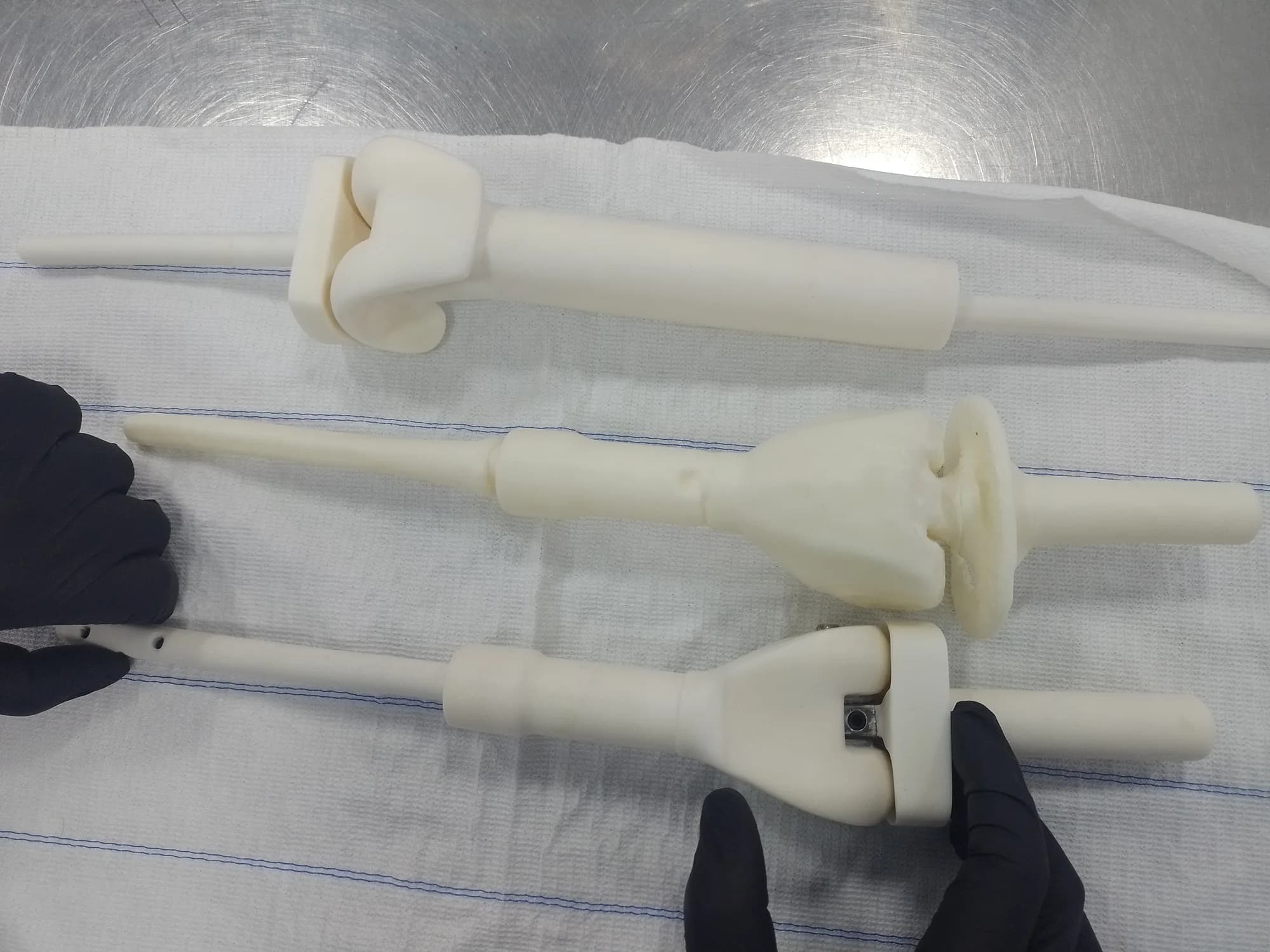 Tres espaciadores de PMMA para rodilla, cadera y hombro sobre campo estéril