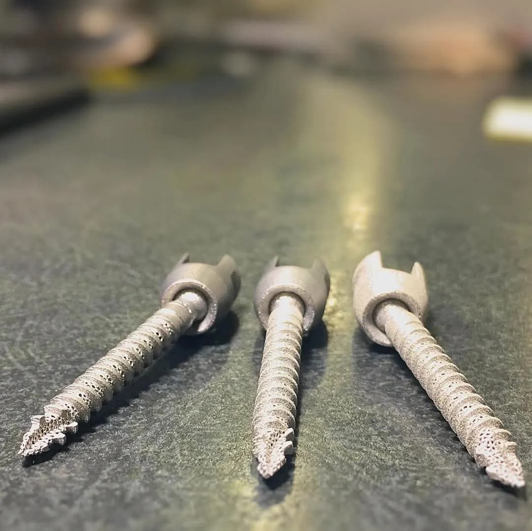 Tres tornillos pediculares de titanio con superficie trabecular, en distintas medidas